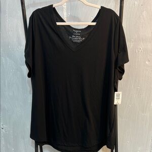 Torrid classic fit black v neck t shirt size 4X NWT